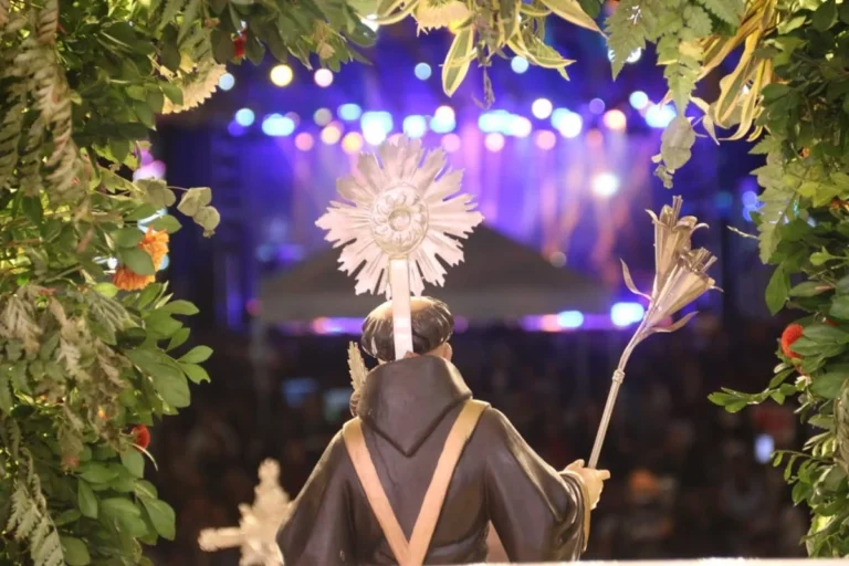 O Padroeiro da Felicidade: A História de Santo Antônio e sua Influência em Cidades como Santo Antônio do Descoberto